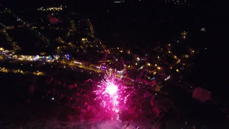 Drohnenaufnahme-Eines-Feuerwerks-In-Port-en-Bessin-Huppain,-Nordfrankreich.-Nachtzeit